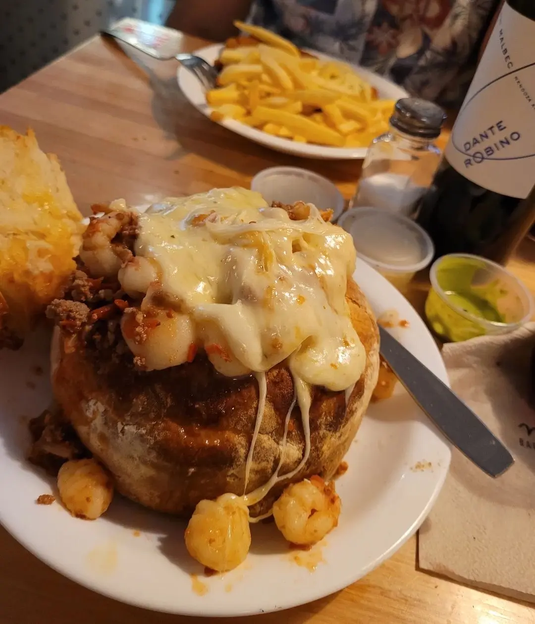 Un Volcán de Ñoquis en la mesa, con papas y bebidas
